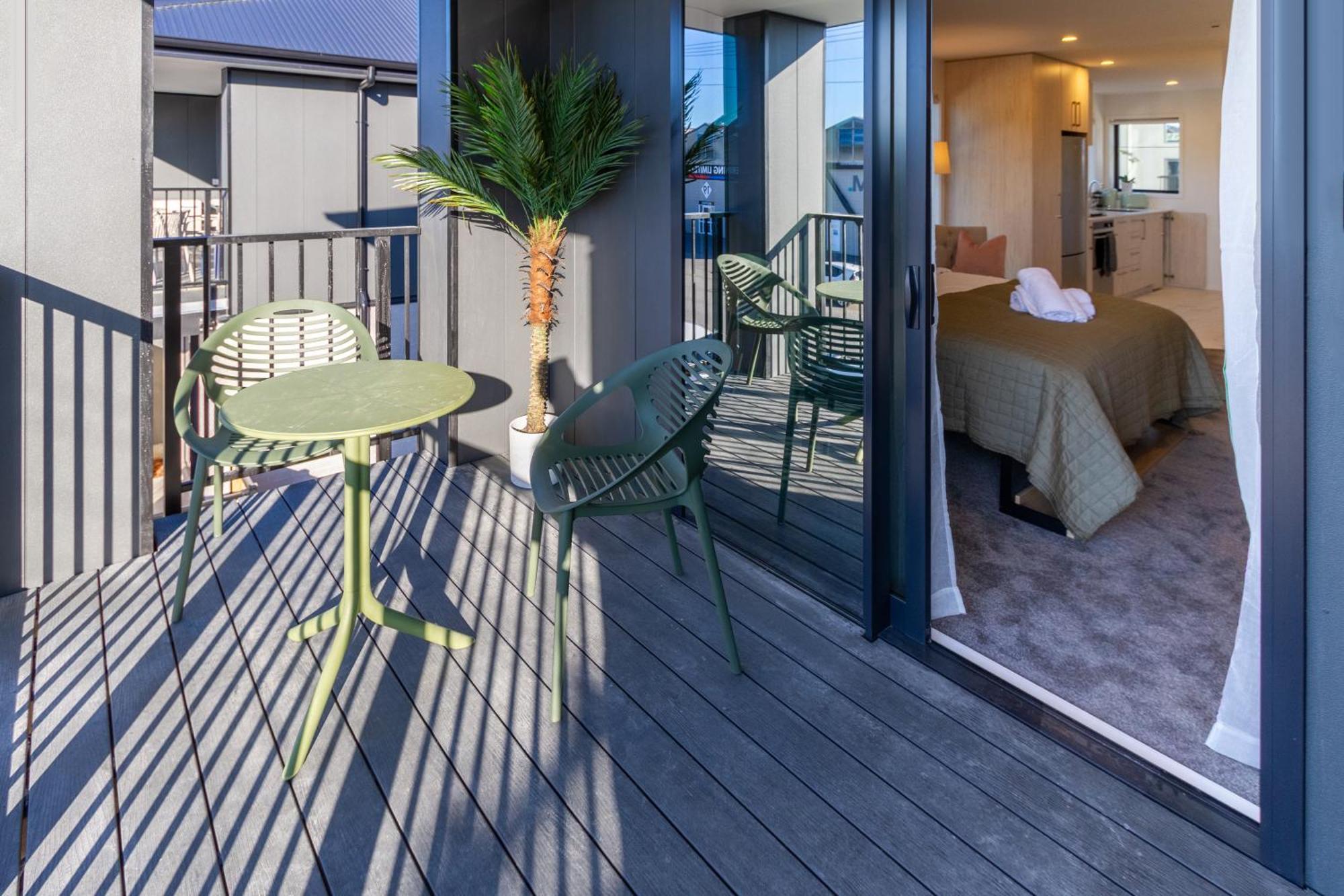 Luxury Studio With Balcony - Close To Supermarket Christchurch Luaran gambar